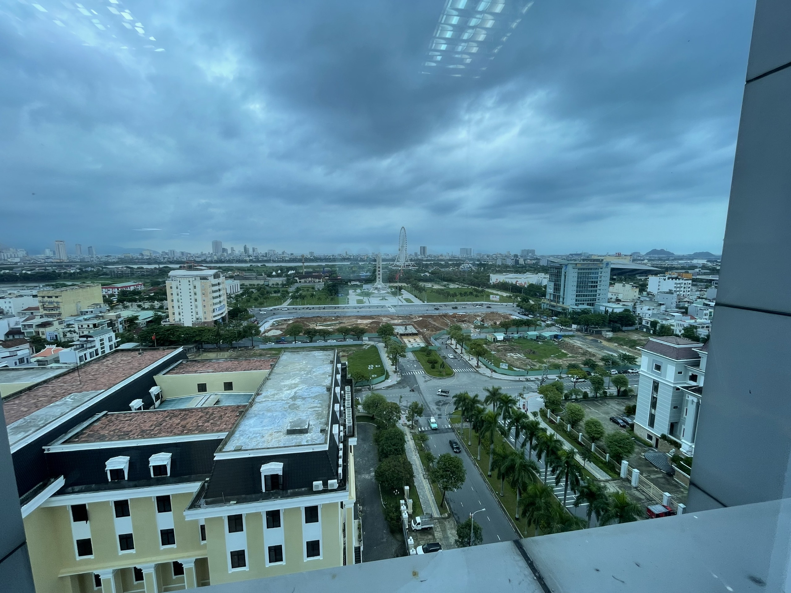 Khung cảnh trên cao toà nhà PVcombank 30 tháng 4 nhìn ra công viên 29/3