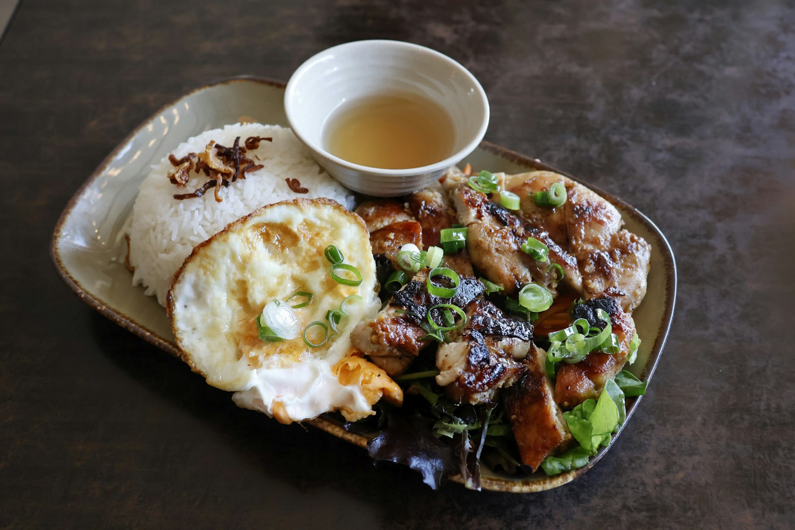 Suất cơm trưa văn phòng với gà nướng và trứng